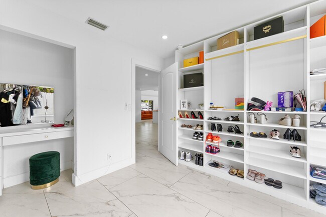 Building Photo - 112 Parkwood Dr