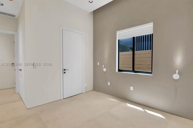 Building Photo - 135 SW 29th Rd