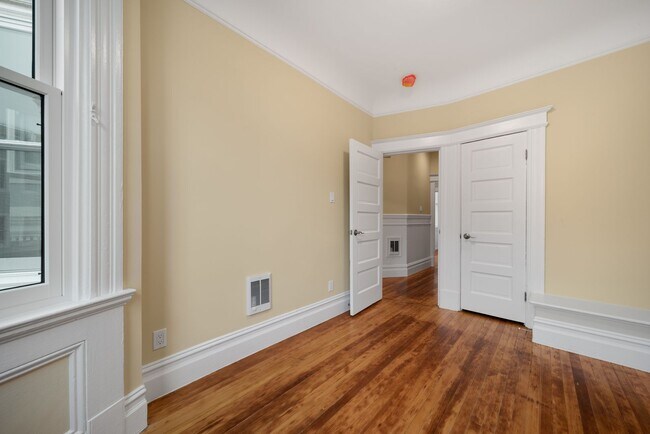 Building Photo - Remodeled pet friendly 1BR w/ shared roof deck, new kitchen, laundry