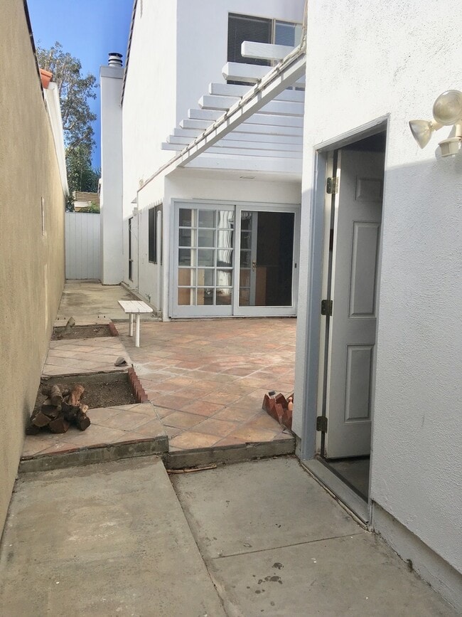 Building Photo - OUTSTANDING 4 BEDROOM HOME IN GATED COMMUNITY