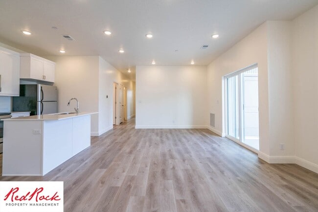 Building Photo - Spacious 3 Bedroom Unit in Desert Color With Pool & Lagoon Access