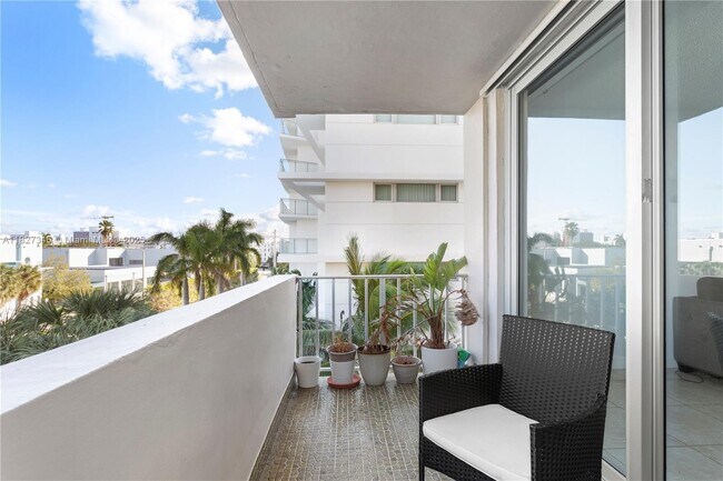 Building Photo - 9440 W Bay Harbor Dr