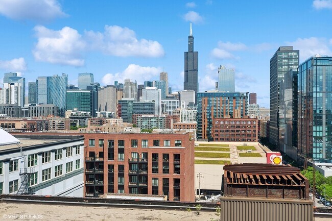 Building Photo - 1224 W Van Buren St
