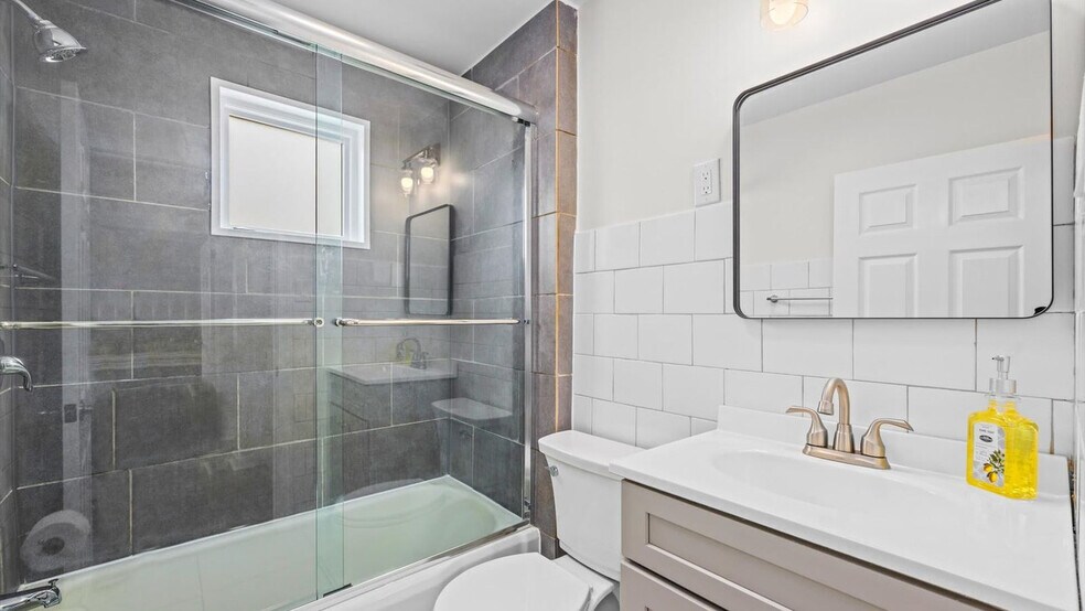 Building Photo - 124 W Heather Rd