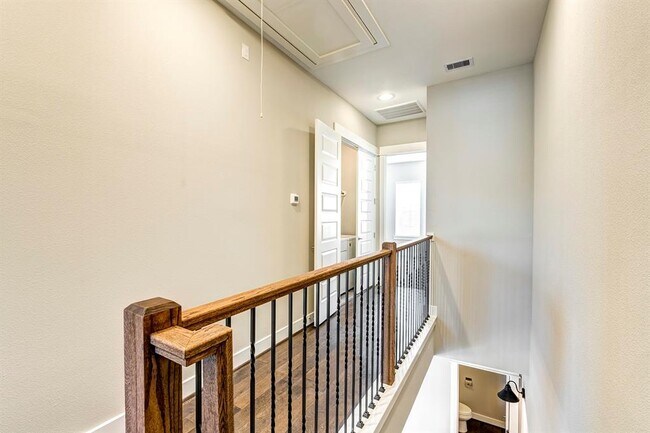 Building Photo - 1304 W 23rd St