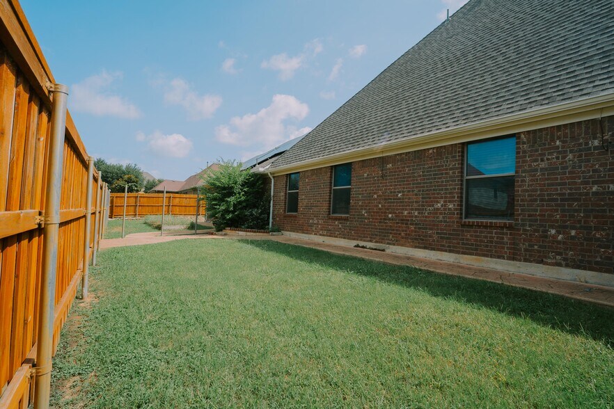 Building Photo - 3240 Paseo