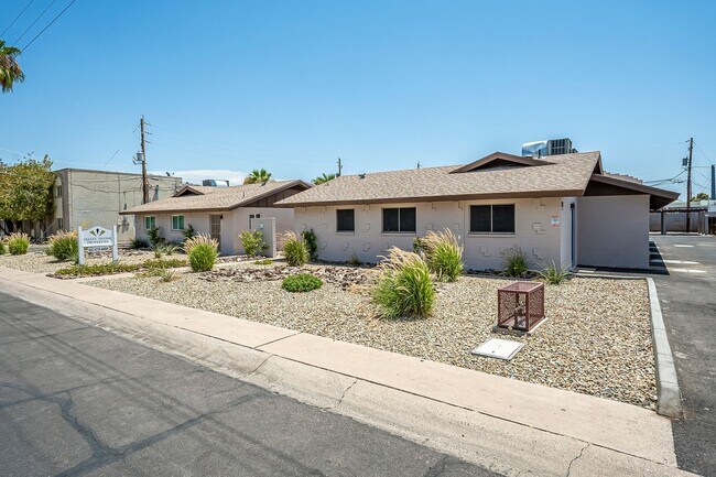 Building Photo - Fully remodeled Casita style apartment hom...