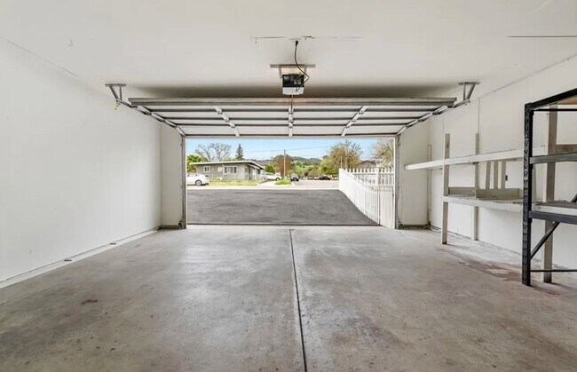 Building Photo - Downtown Duplex
