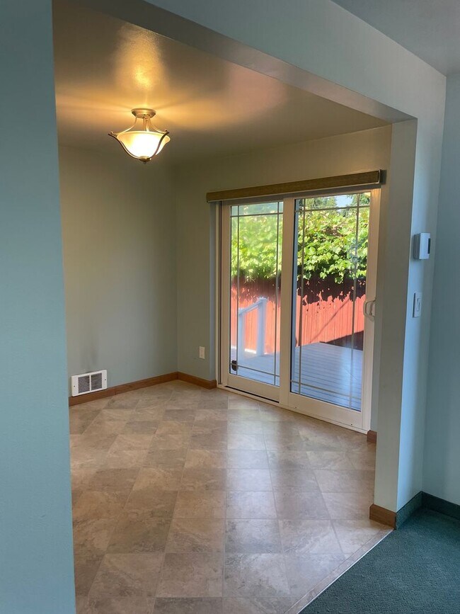 Building Photo - 2 BR/1.75 BA home in Edmonds