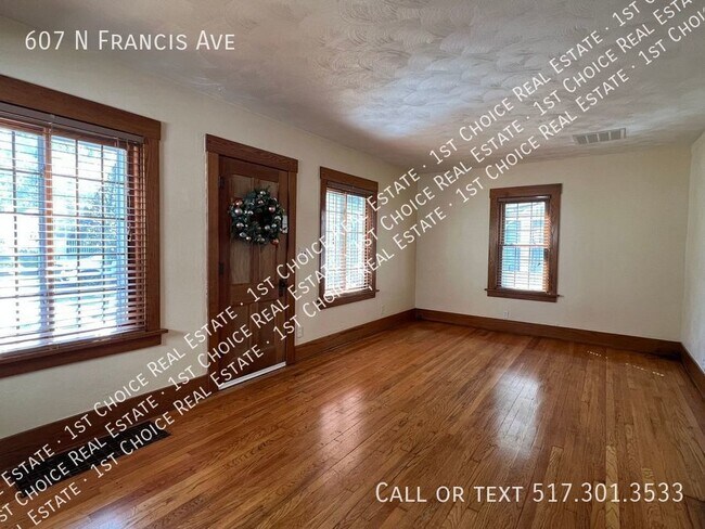 Building Photo - Charming 3-BDR 2-BTH House w/ Garage & Bas...