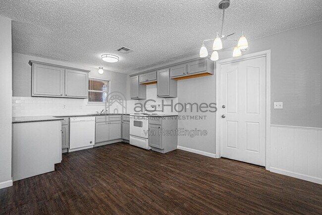 Building Photo - 4721 SE 50th St
