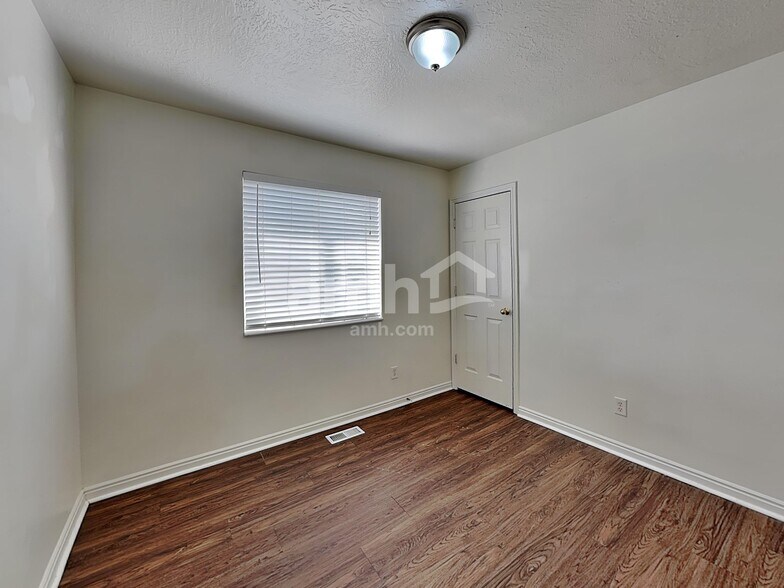 Building Photo - 385 Pommel Dr