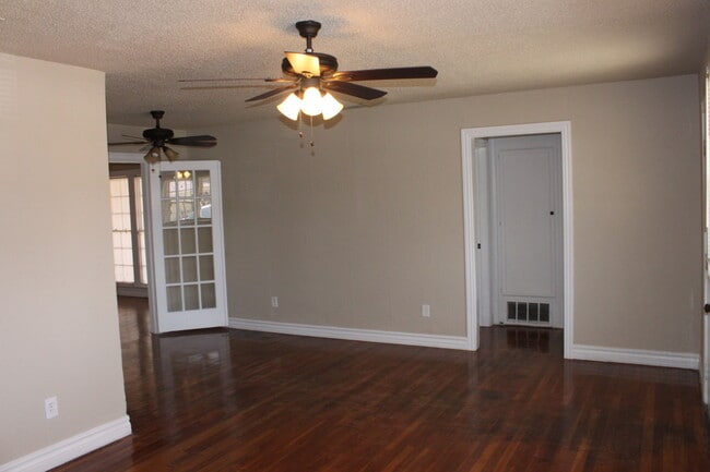 Building Photo - PRE -LEASING FOR AUGUST ! 4 Bedroom/2 bath House 1.5 Miles from Texas Tech