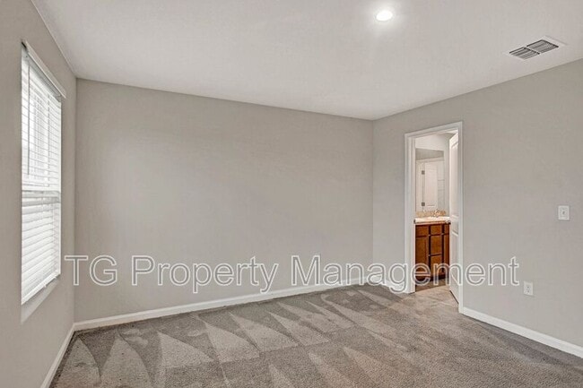 Building Photo - 5958 Creekside Crossing Dr