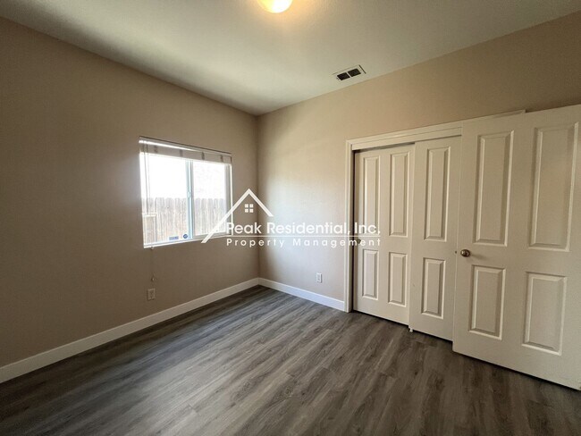 Building Photo - Very Nice 3bd/2ba Elk Grove Home with 2 Car Garage