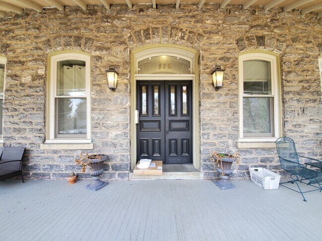 Building Photo - West Mt Airy