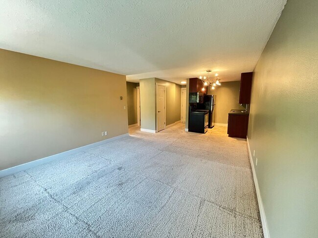 Building Photo - Lovely Private 2Bed + 1Bath Westmoreland Condo!! Secured Entry Building & Parking!