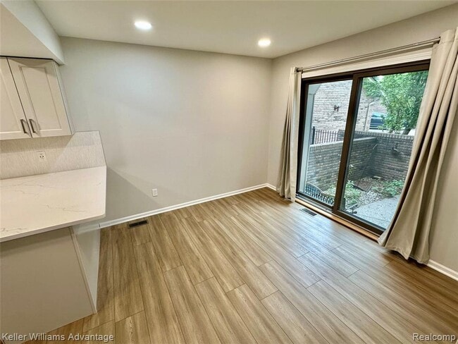 Building Photo - 31404 Hunters Cir Dr