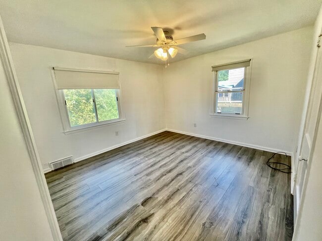 Building Photo - 613 Hickory Dr