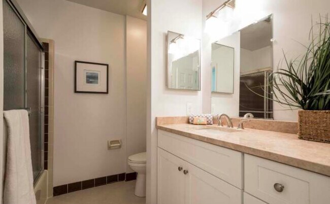 Building Photo - 3436A Holly Rd