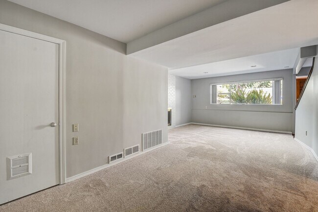 Building Photo - 3bd/2.5ba Bellevue Home