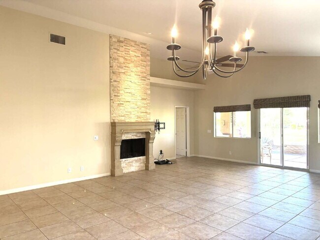Building Photo - Great Great-Room for Long-term