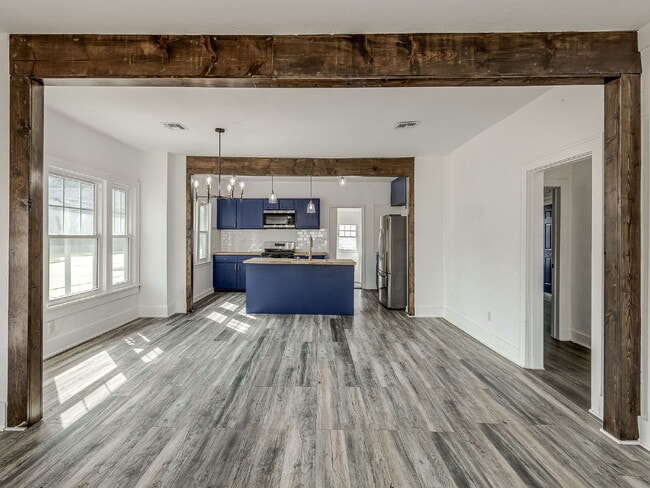 Building Photo - Beautifully Updated Bungalow!