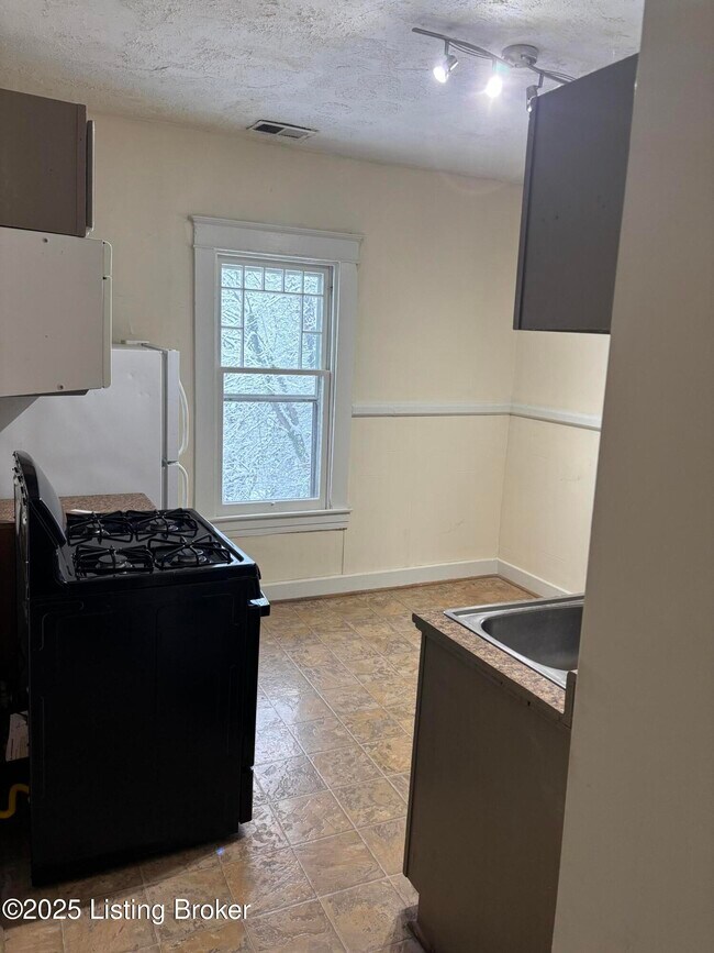 Building Photo - 163 N Keats Ave