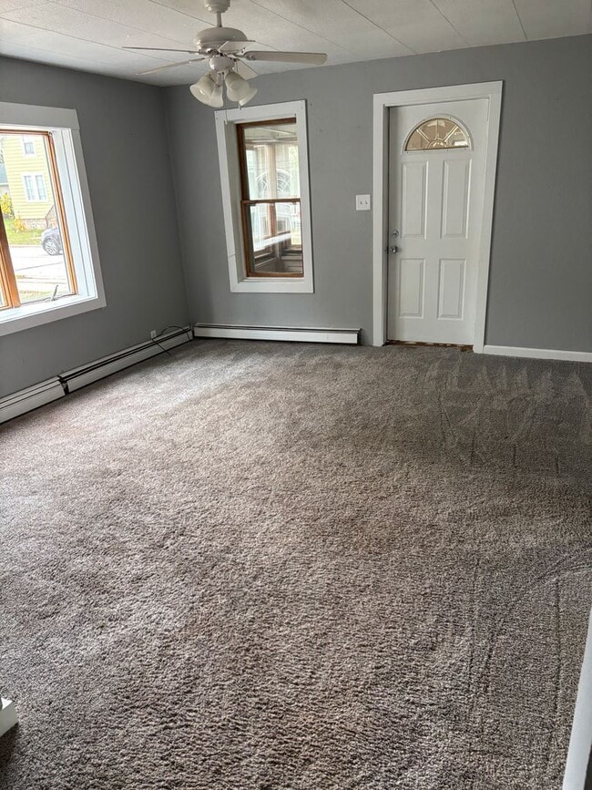 Building Photo - 2 bedroom house with garage