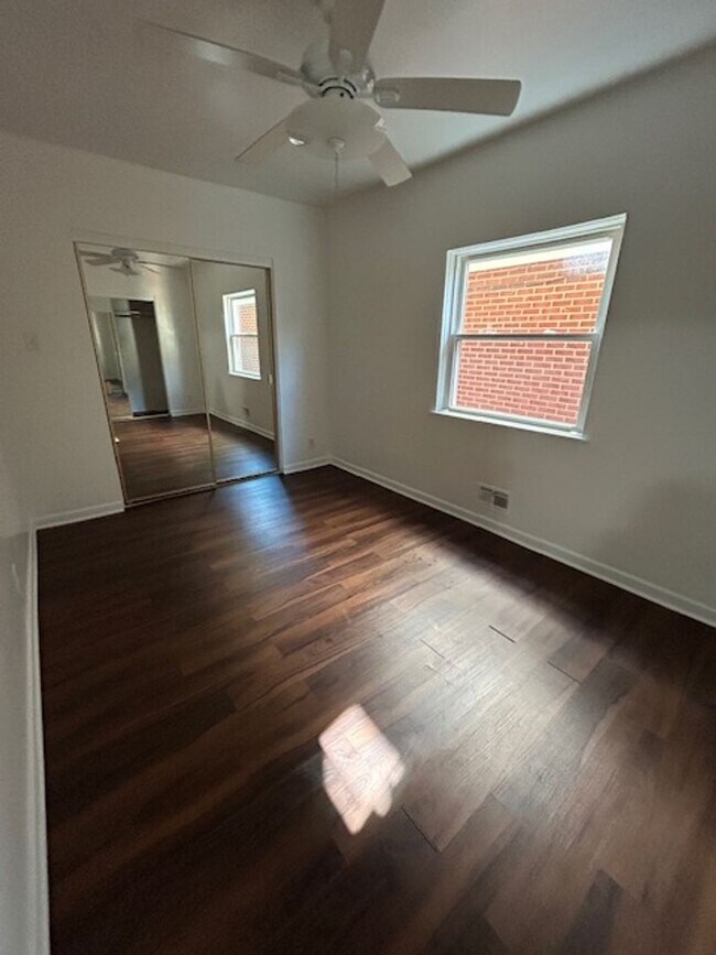 Building Photo - 912