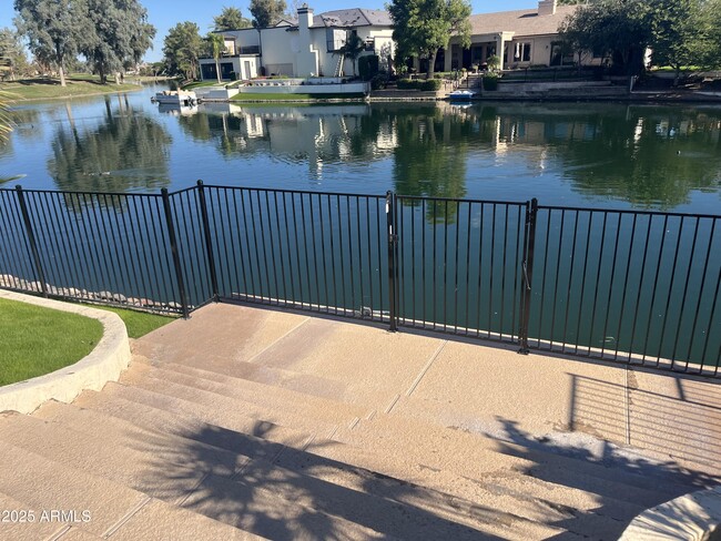 Building Photo - 3721 S Hawthorn Dr