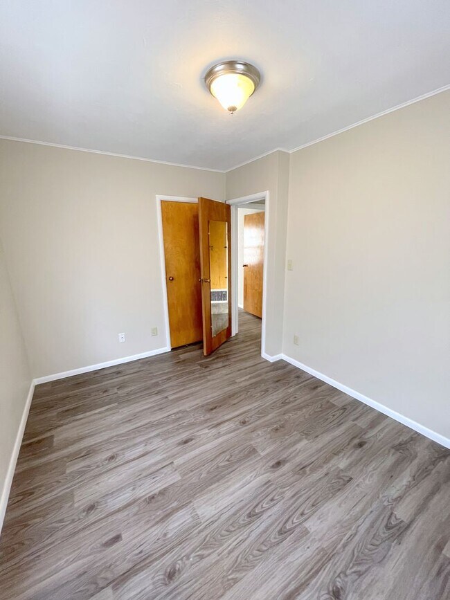 Building Photo - Nice 2-Bedroom Home Available in Quiet Neighborhood in Northwest Goshen