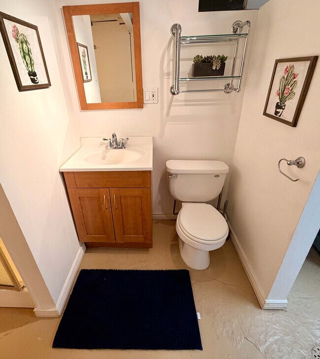 Building Photo - 2933 Ivanhoe St