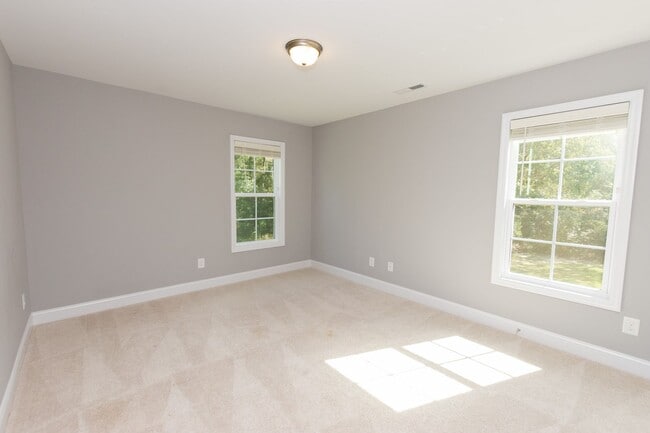 Building Photo - MOVE-IN READY $300 off first month