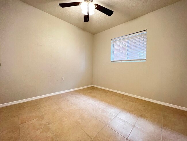 Building Photo - 647 Soya Dr