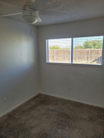 Building Photo - 1033 S 5th St