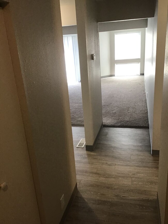 Building Photo - Spacious 2 Bedroom in Downtown Omaha