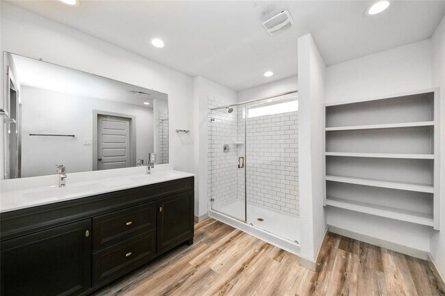 Building Photo - 14734 Sweetwater Dr