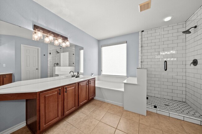 Building Photo - Amazing Pool. stunning 5bed, 3bath, 3Car G...