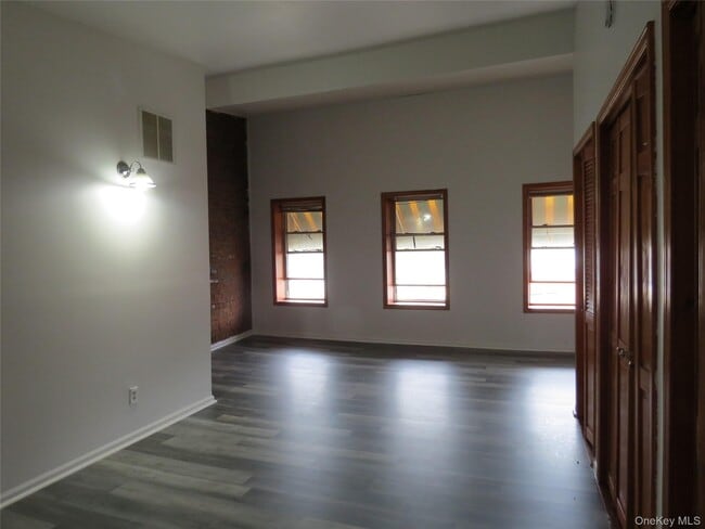 Building Photo - 2 E Main St