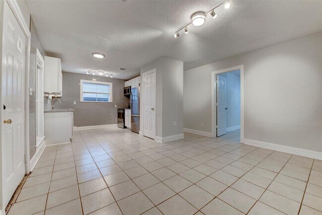 Building Photo - 2127 Maximilian St