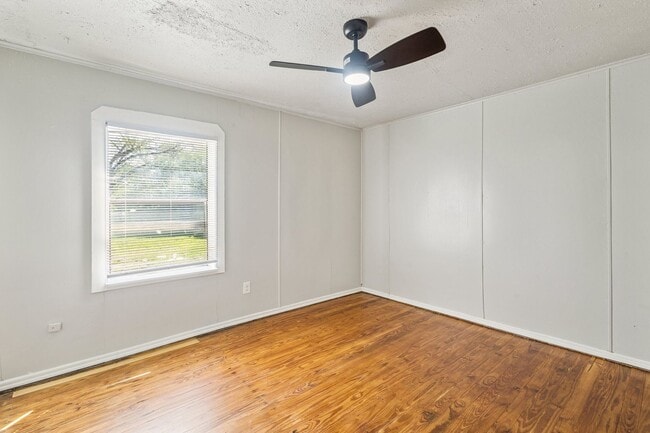 Building Photo - Beautifully renovated 2/1!