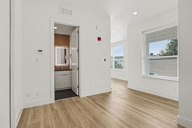 Building Photo - 2217 N Fitzhugh Ave
