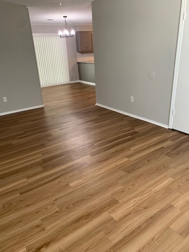 Building Photo - Located in McDuffie Woods Subdivision