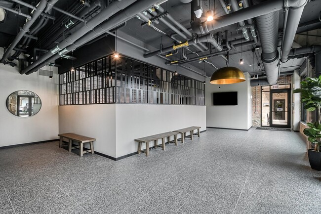 Building Photo - 2032 N Clybourn Ave