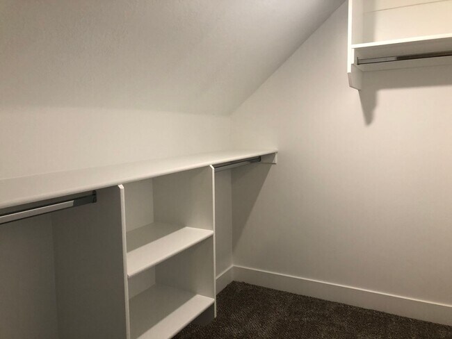 Building Photo - 4 Bedroom 2.5 Bathroom Townhome