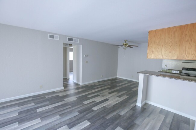 Building Photo - San Ramon Gardens Condo - 2 Bed and 1 Bath...