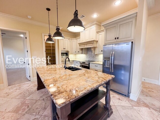Building Photo - 3 Bed/2 Bath Home with Fenced Yard & Garage / Pet-Friendly / Available Now!