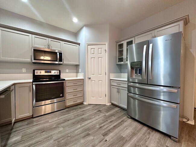 Building Photo - 1/2 off first months rent!! | Modern Comfort Meets Convenience in Beaverton Townhouse 2 Bed 2.5 B...