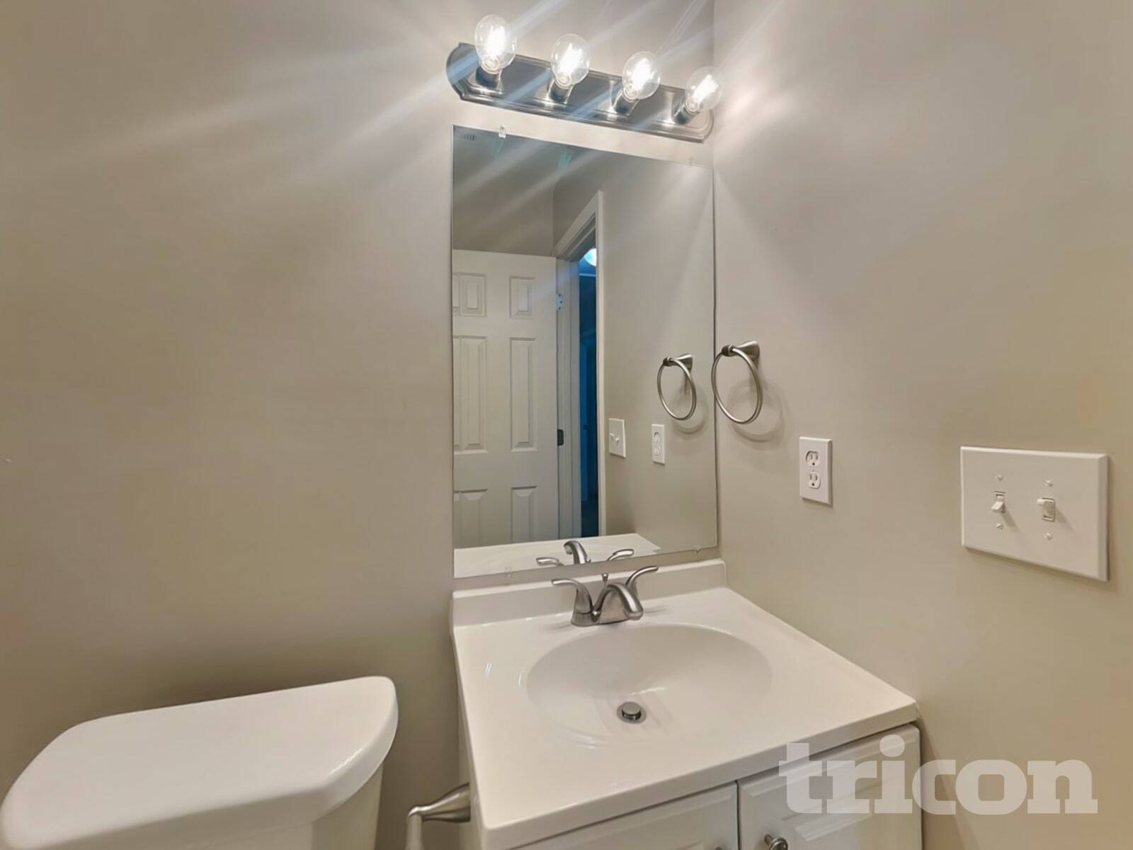 Building Photo - 705 Continental Dr